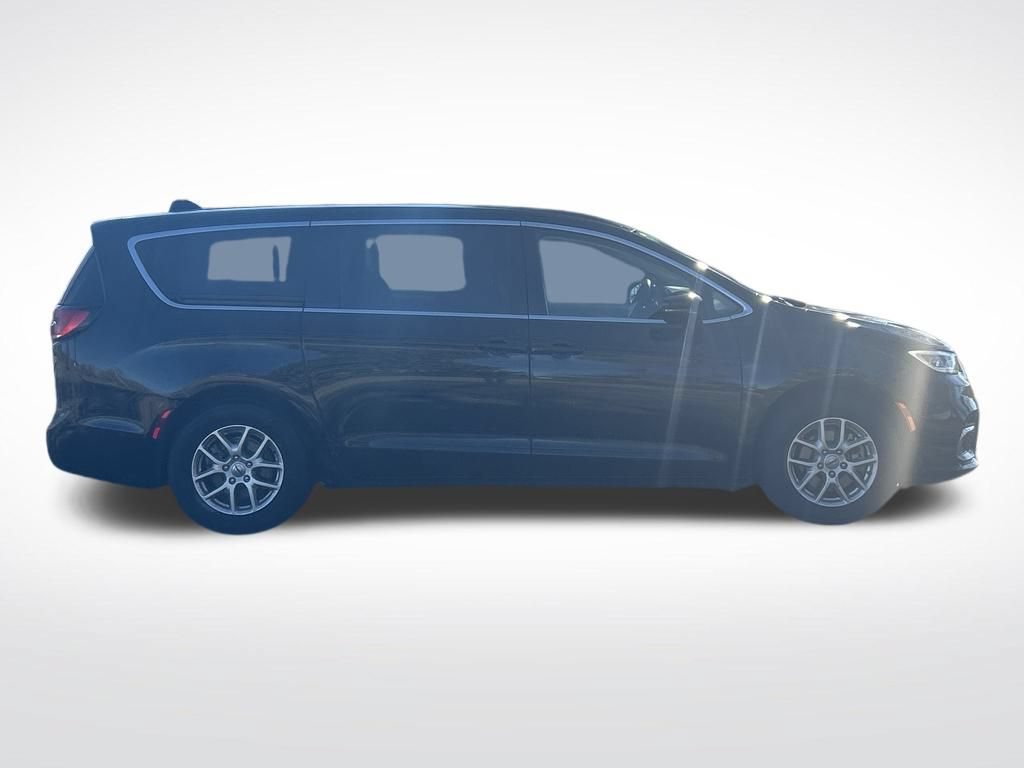 Used 2024 Chrysler Pacifica Touring-L FWD image 7