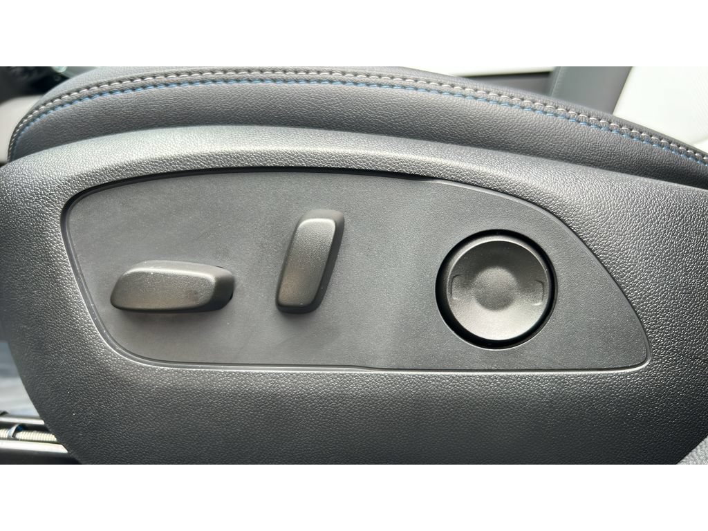 Certified 2025 Chevrolet Equinox EV LT FWD image 25