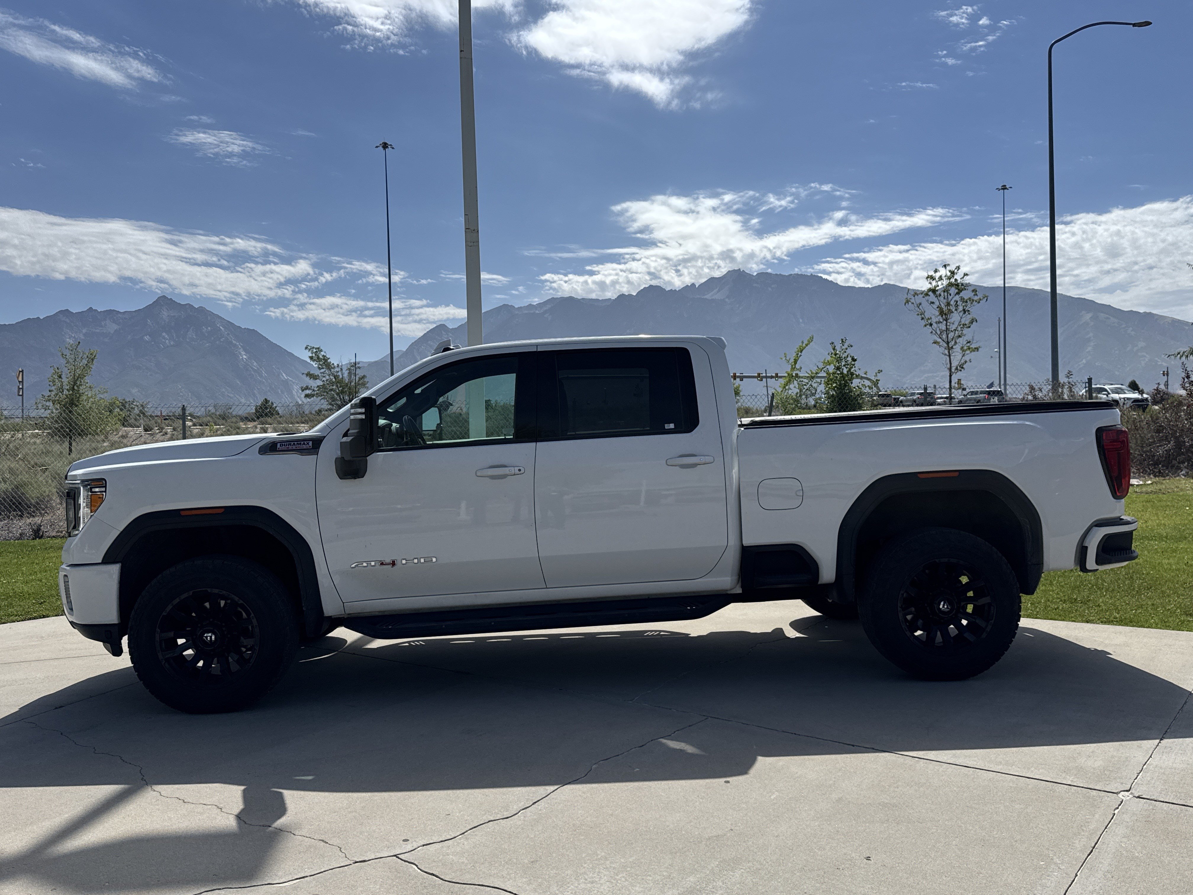 Used 2023 GMC Sierra 2500 AT4 w/ AT4 Preferred Package AWD/4WD image 2