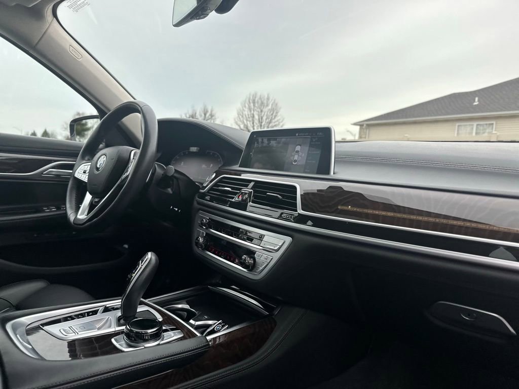 Used 2022 BMW 750i xDrive w/ Autobahn Package image 26