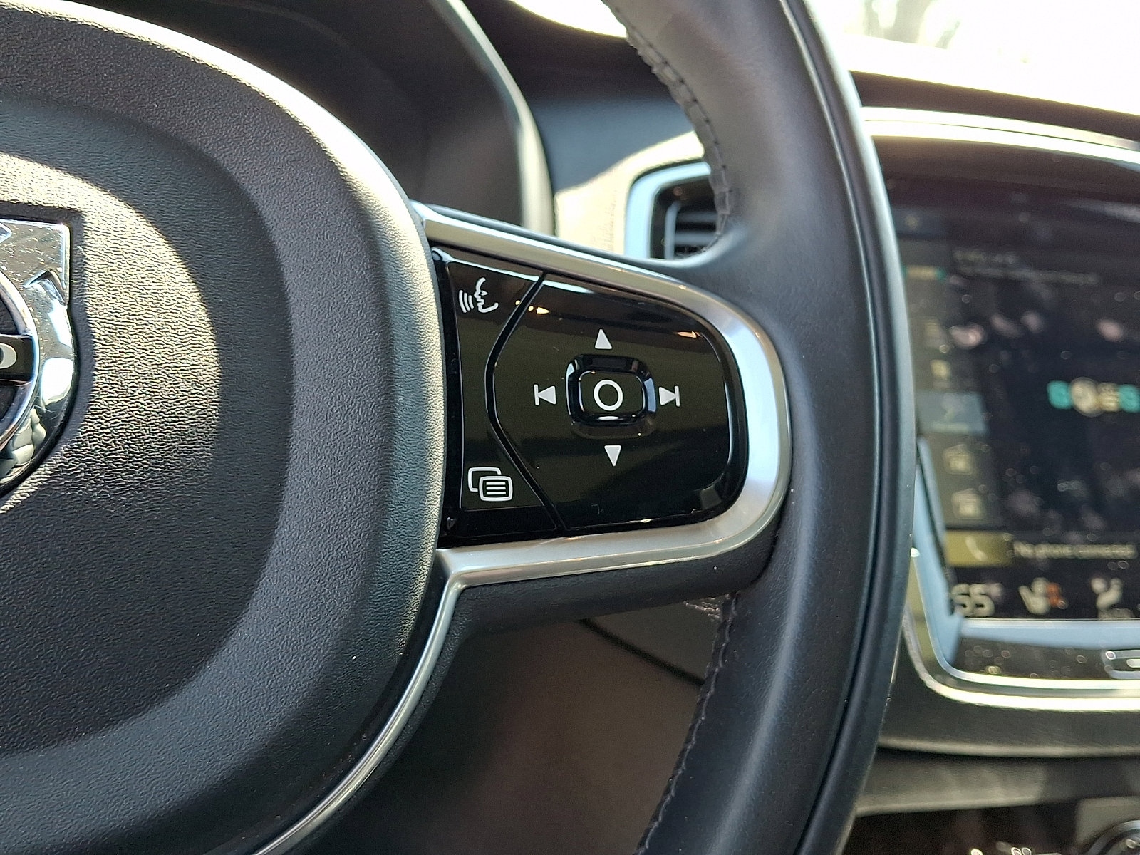 Used 2017 Volvo XC90 T6 Momentum w/ Vision Package image 23