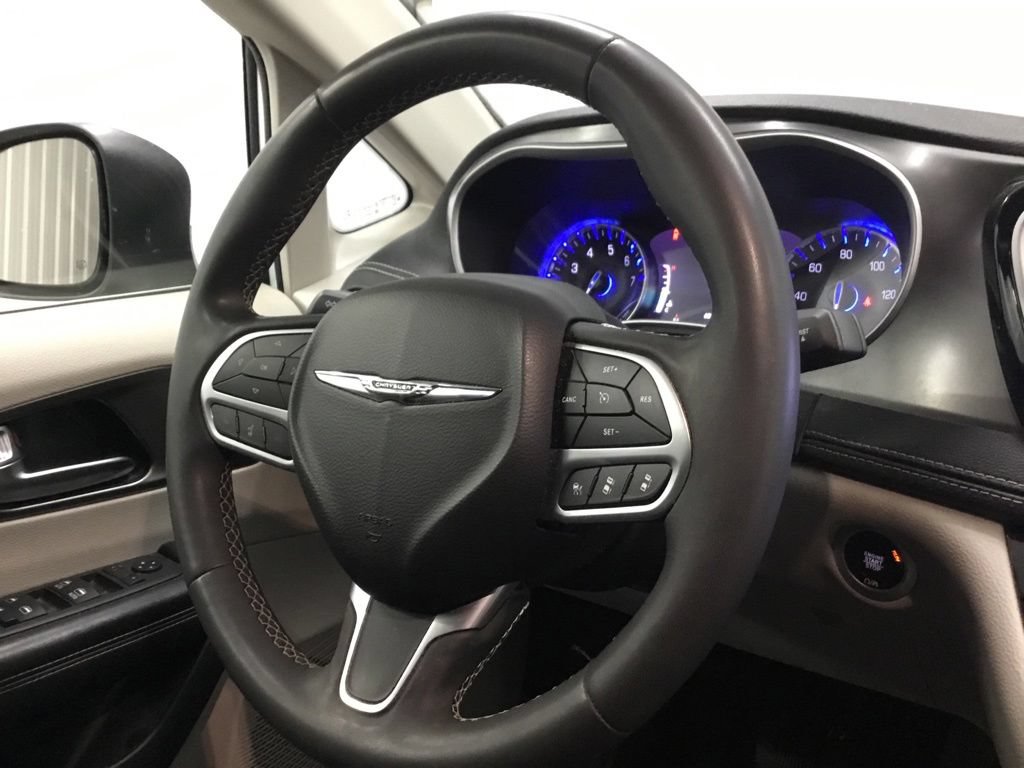 Used 2023 Chrysler Pacifica Touring-L AWD/4WD image 35