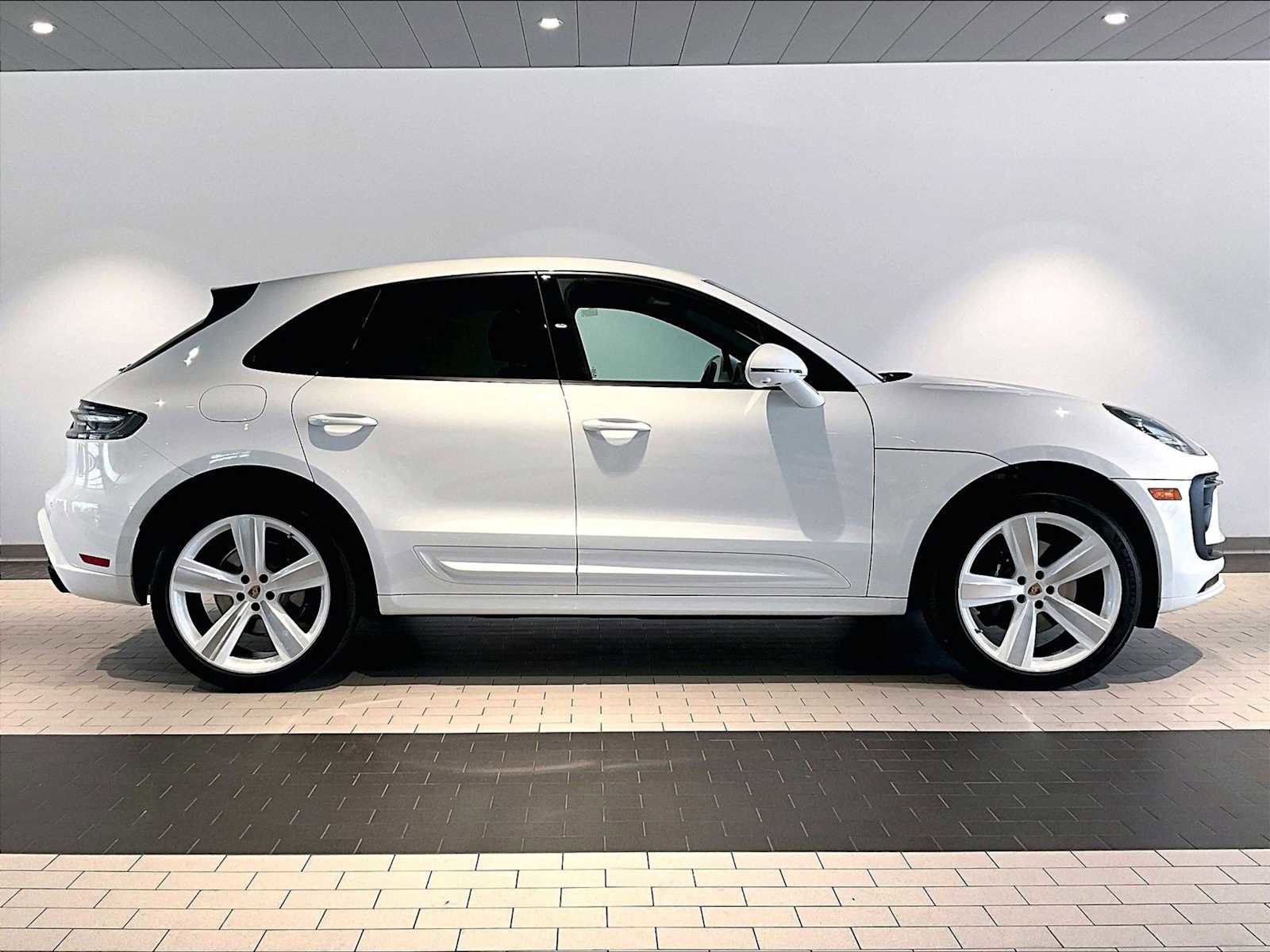 Used 2025 Porsche Macan image 11
