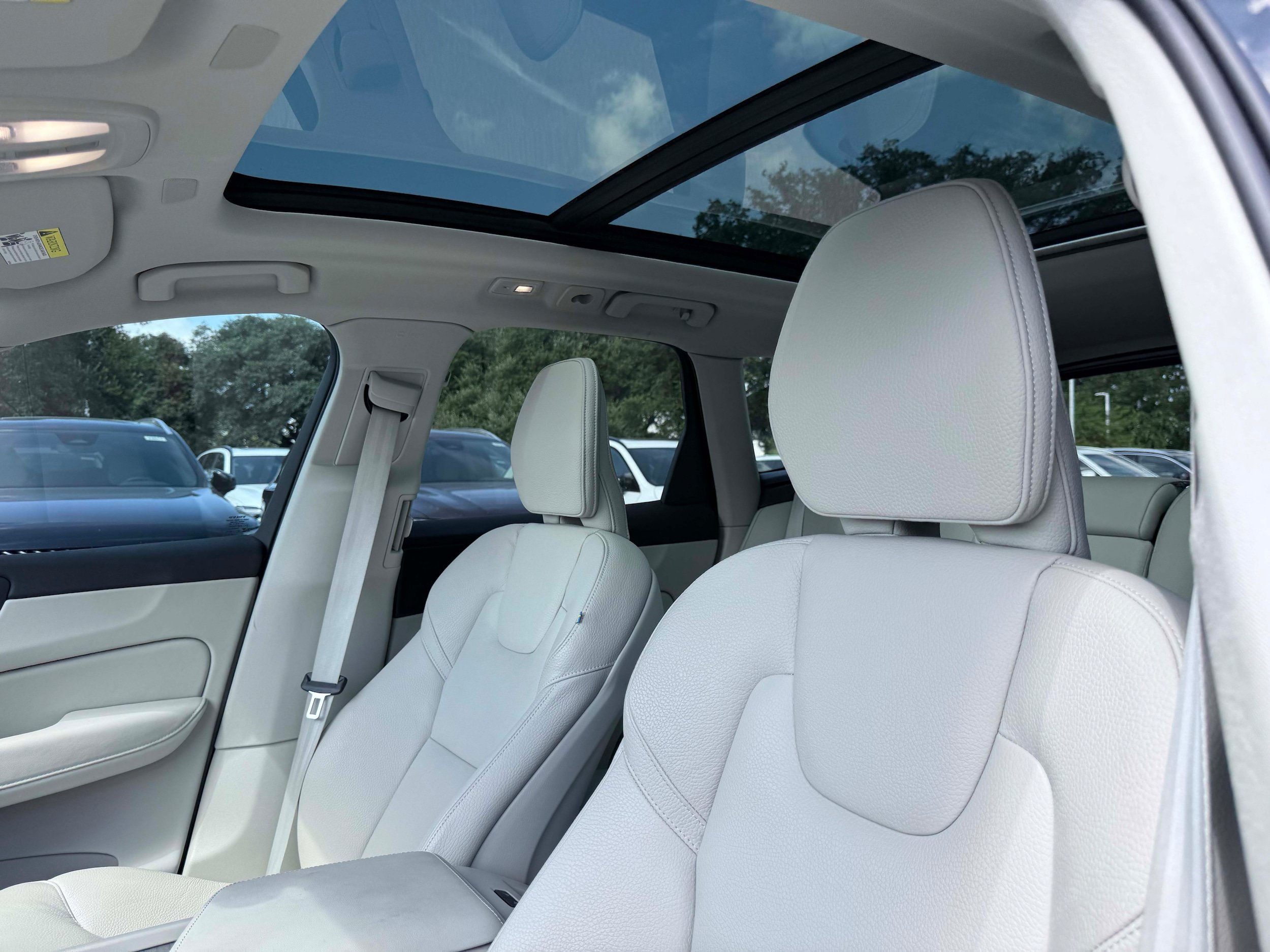 Certified 2024 Volvo XC60 B5 Plus w/ Protection Package Premier AWD/4WD image 10
