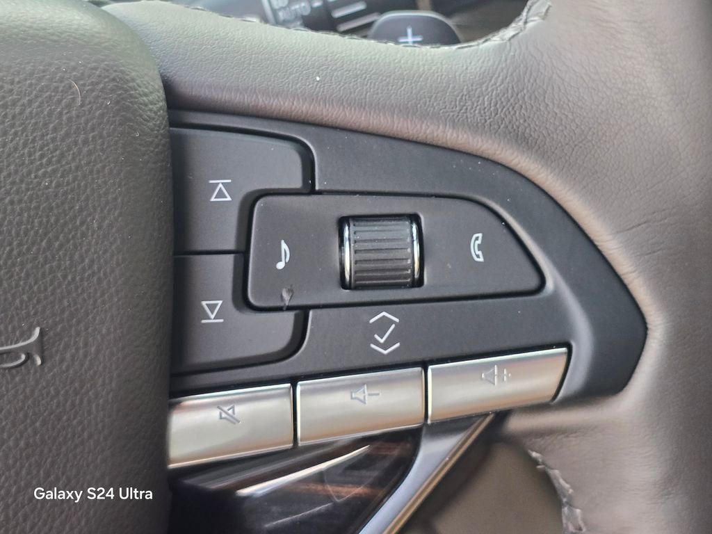 Used 2024 Cadillac Escalade Premium Luxury AWD/4WD image 24