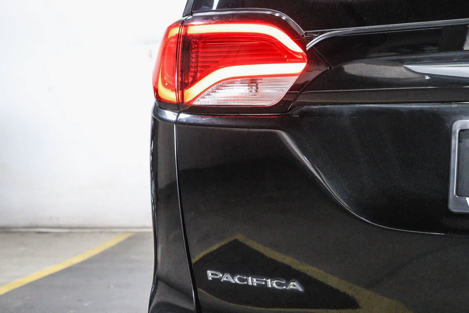 Used 2019 Chrysler Pacifica Limited w/ Advanced Safetytec Group FWD image 11