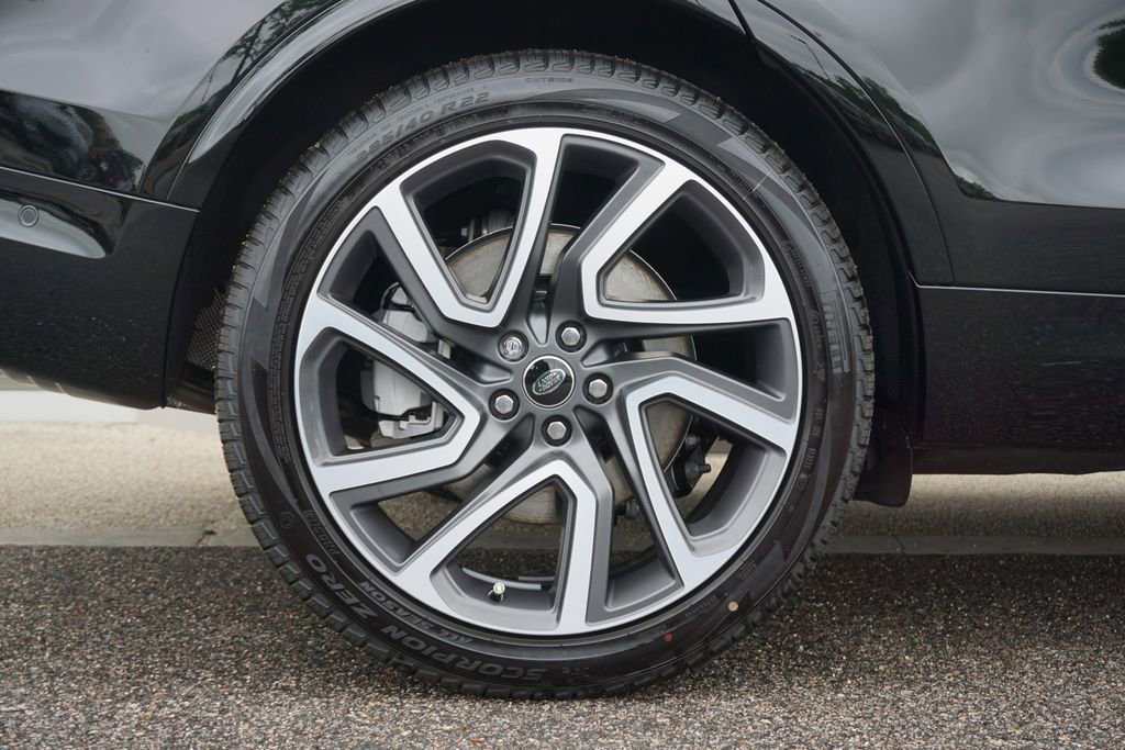 New 2025 Land Rover Discovery Dynamic SE image 32