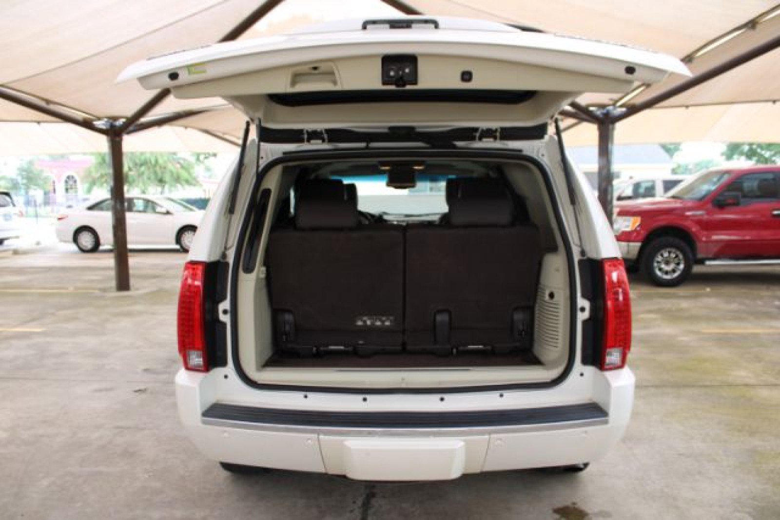 Used 2011 Cadillac Escalade Platinum image 9