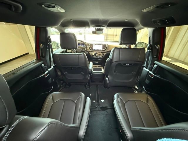 New 2026 Chrysler Pacifica Select image 3