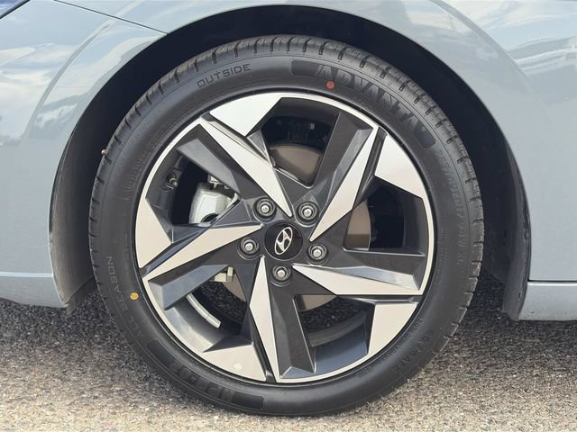 Used 2023 Hyundai Elantra Limited w/ Preferred Accessory Package FWD image 10