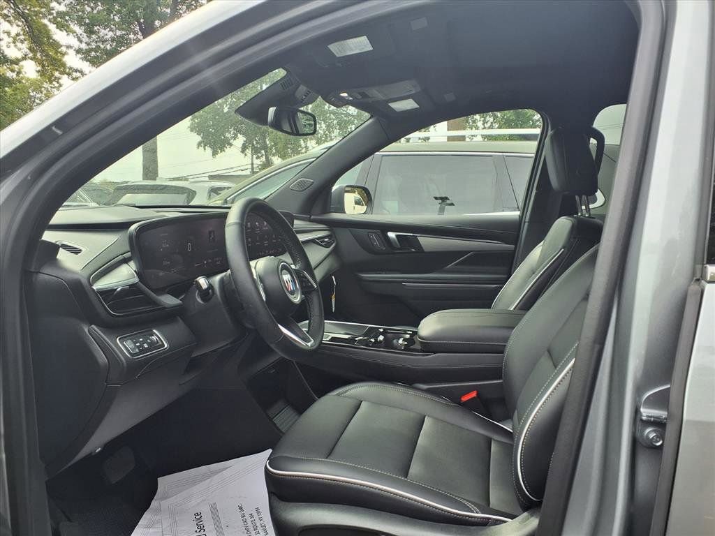 Used 2025 Buick Enclave Preferred w/ Power Package image 9