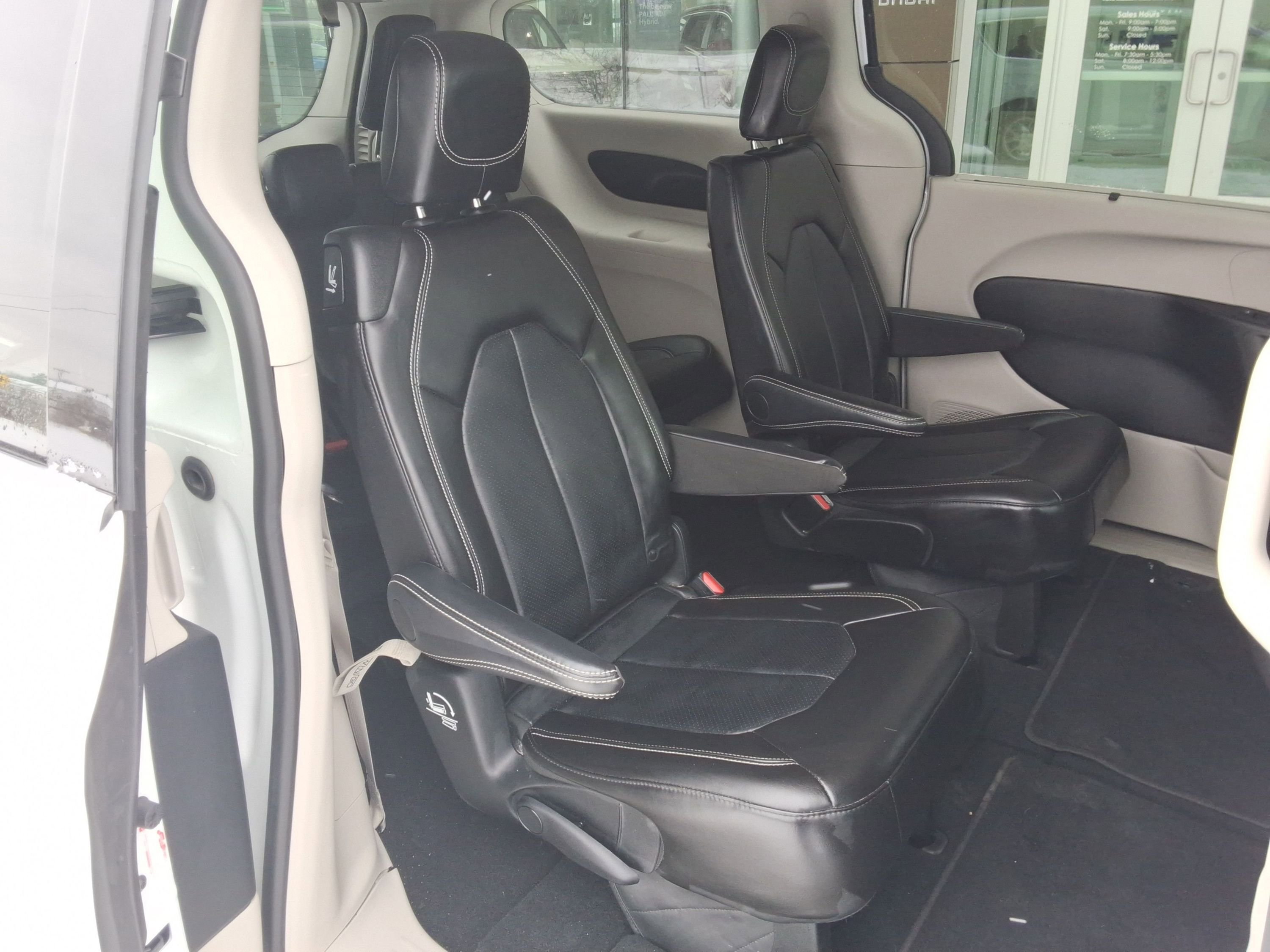 Used 2024 Chrysler Pacifica Touring-L image 31