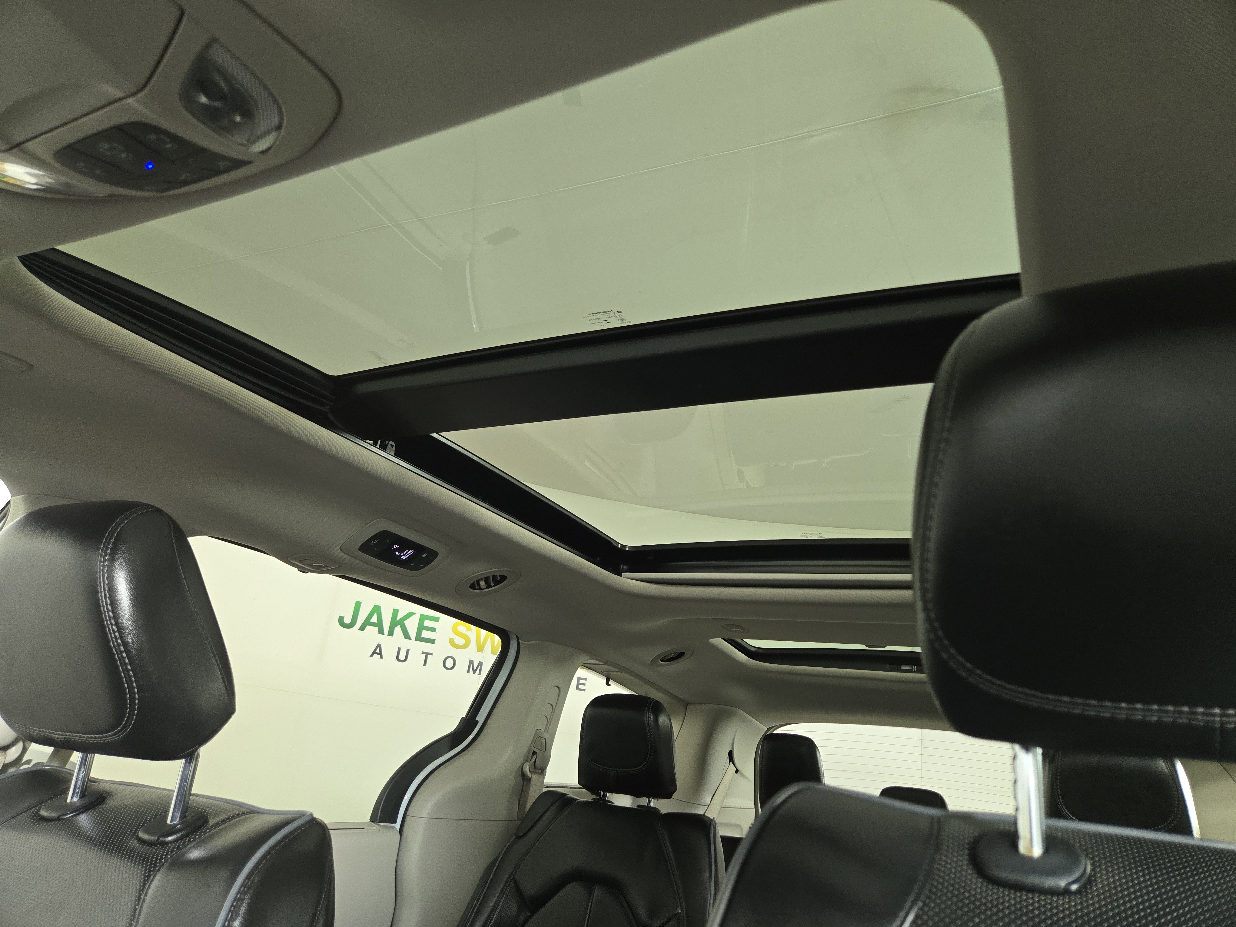 Used 2018 Chrysler Pacifica Limited image 23