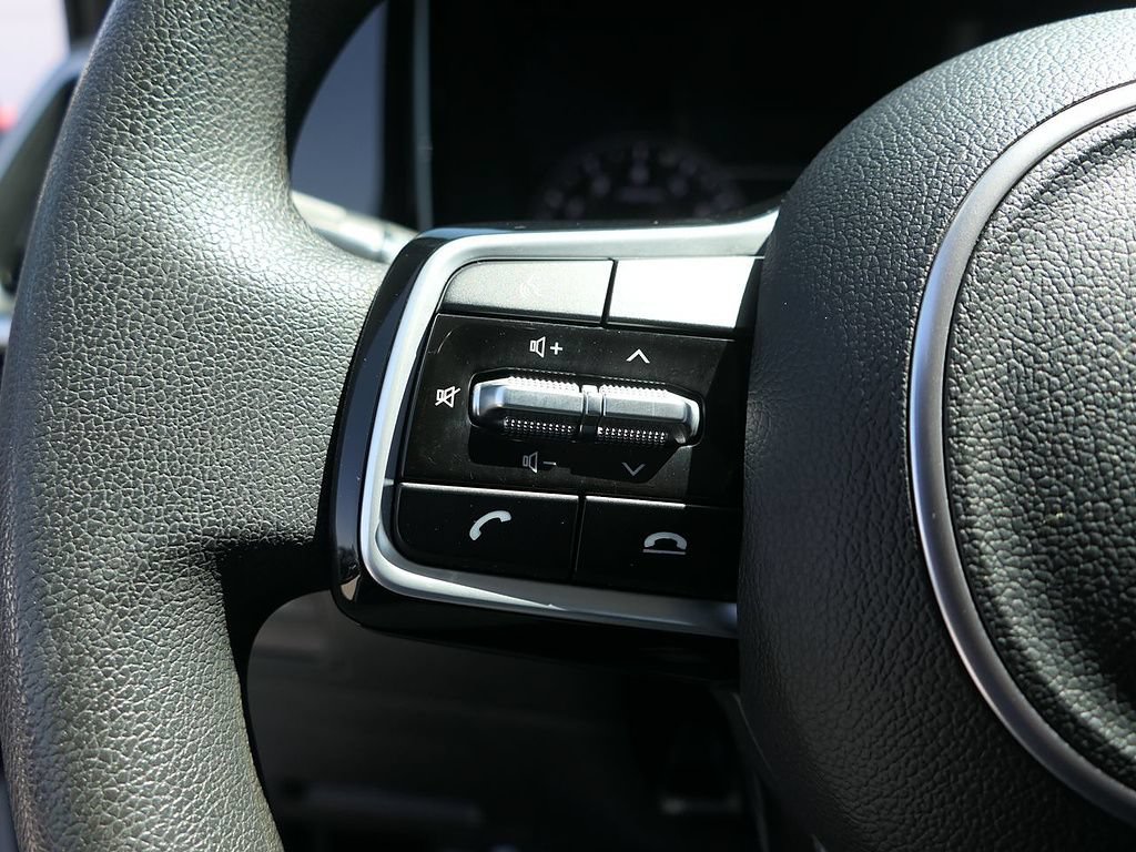 Used 2023 Kia Sorento LX FWD image 14