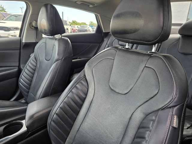 Used 2023 Hyundai Elantra Limited w/ Preferred Accessory Package FWD image 6