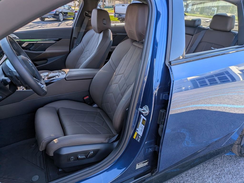 Used 2026 BMW 550e xDrive w/ Executive Package image 8