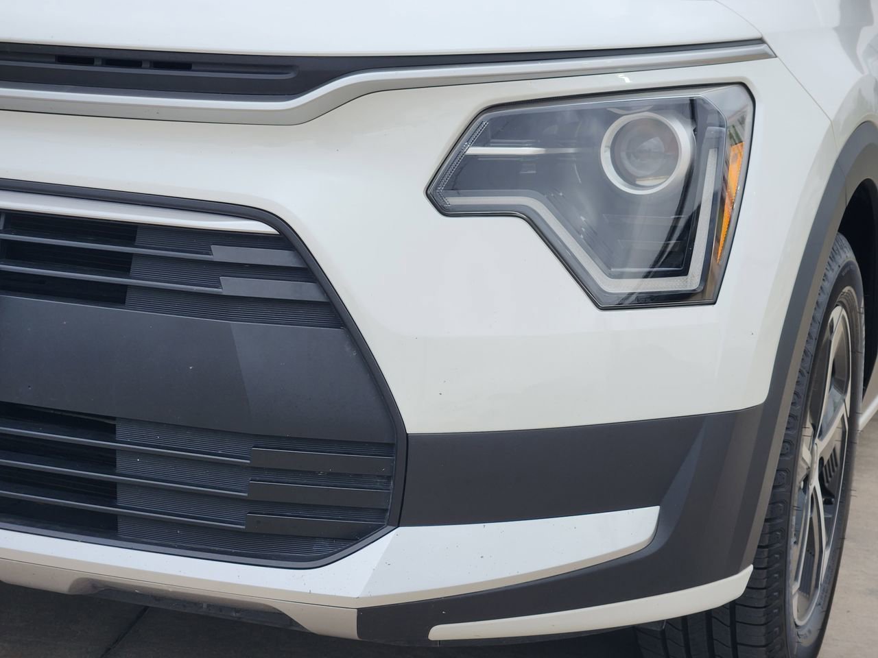 Used 2023 Kia Niro LX image 8