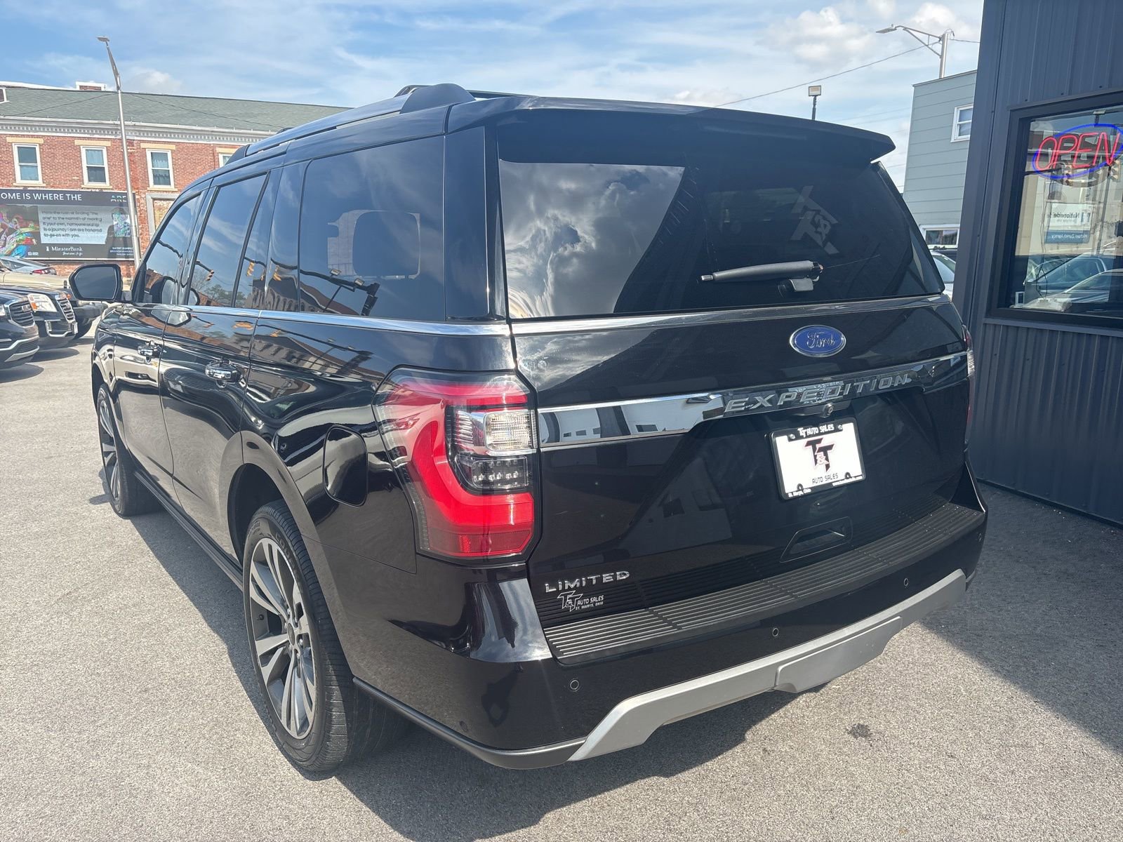 Used 2020 Ford Expedition Limited w/ Equipment Group 302A image 3