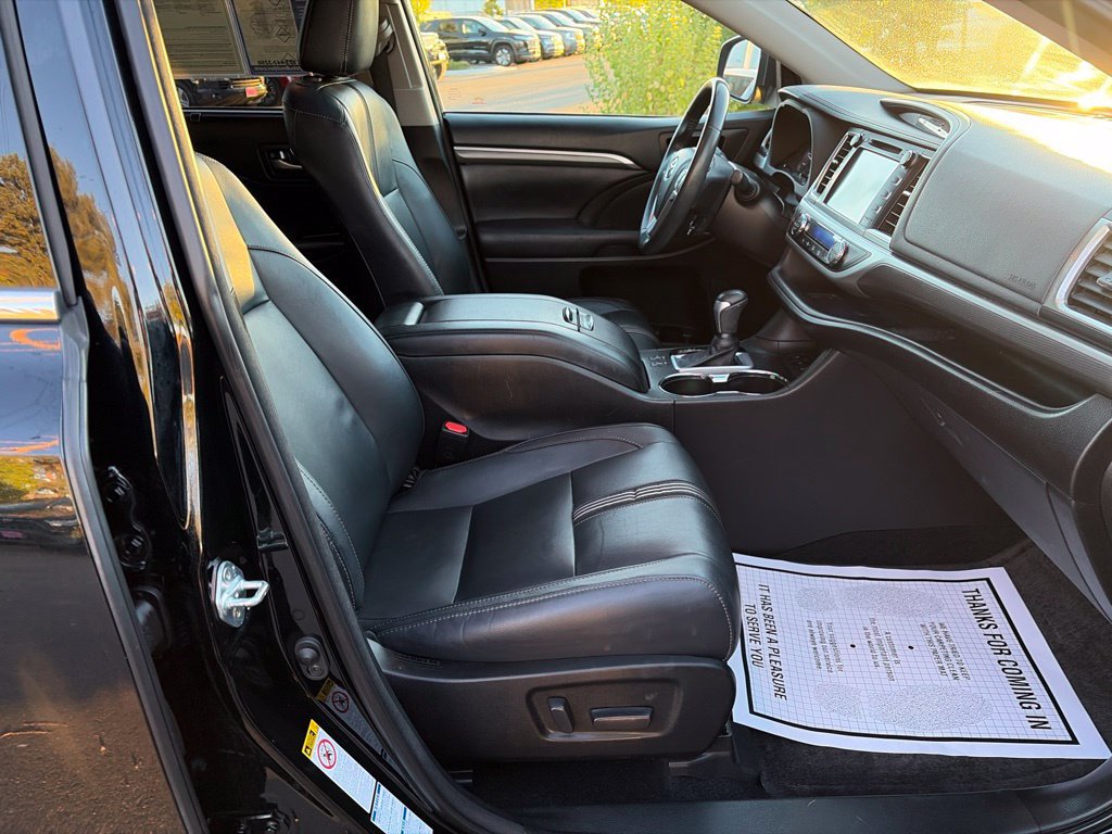 Used 2018 Toyota Highlander SE w/ Carpet Mat Package (TMS) AWD/4WD image 12