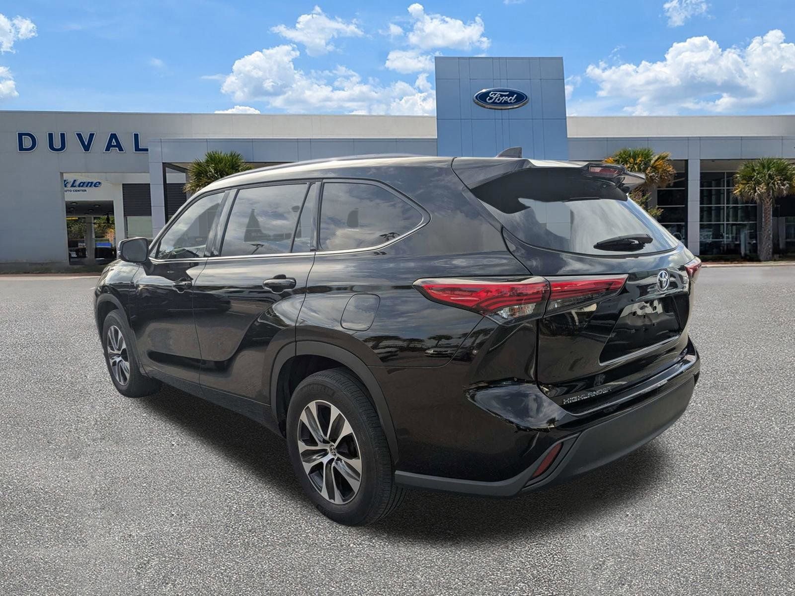 Used 2022 Toyota Highlander XLE image 6