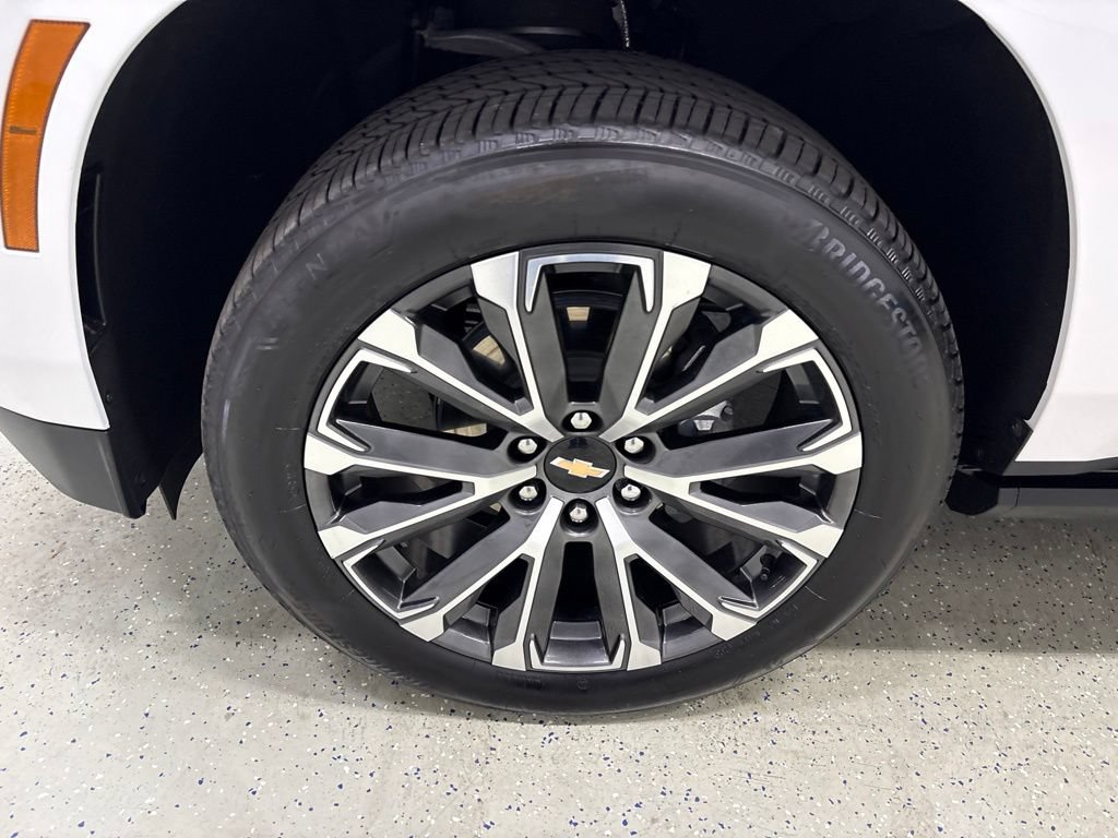 Used 2025 Chevrolet Suburban High Country AWD/4WD image 10