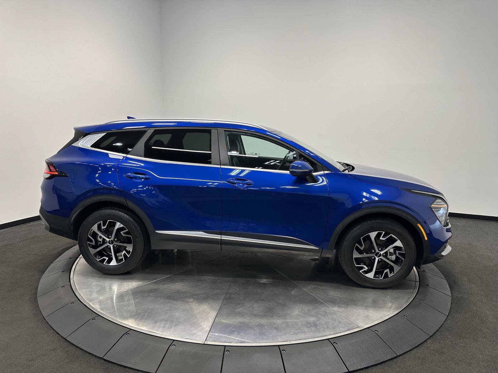 Used 2024 Kia Sportage EX AWD/4WD image 8