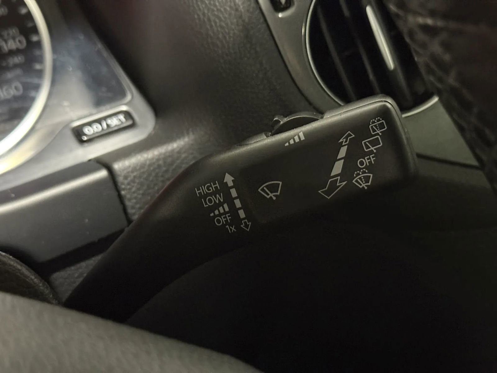 Used 2017 Volkswagen Tiguan SEL FWD image 29