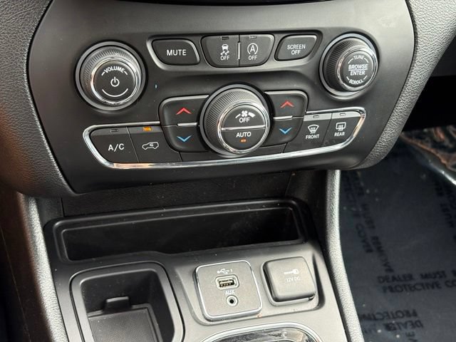 Used 2019 Jeep Cherokee Limited FWD image 13