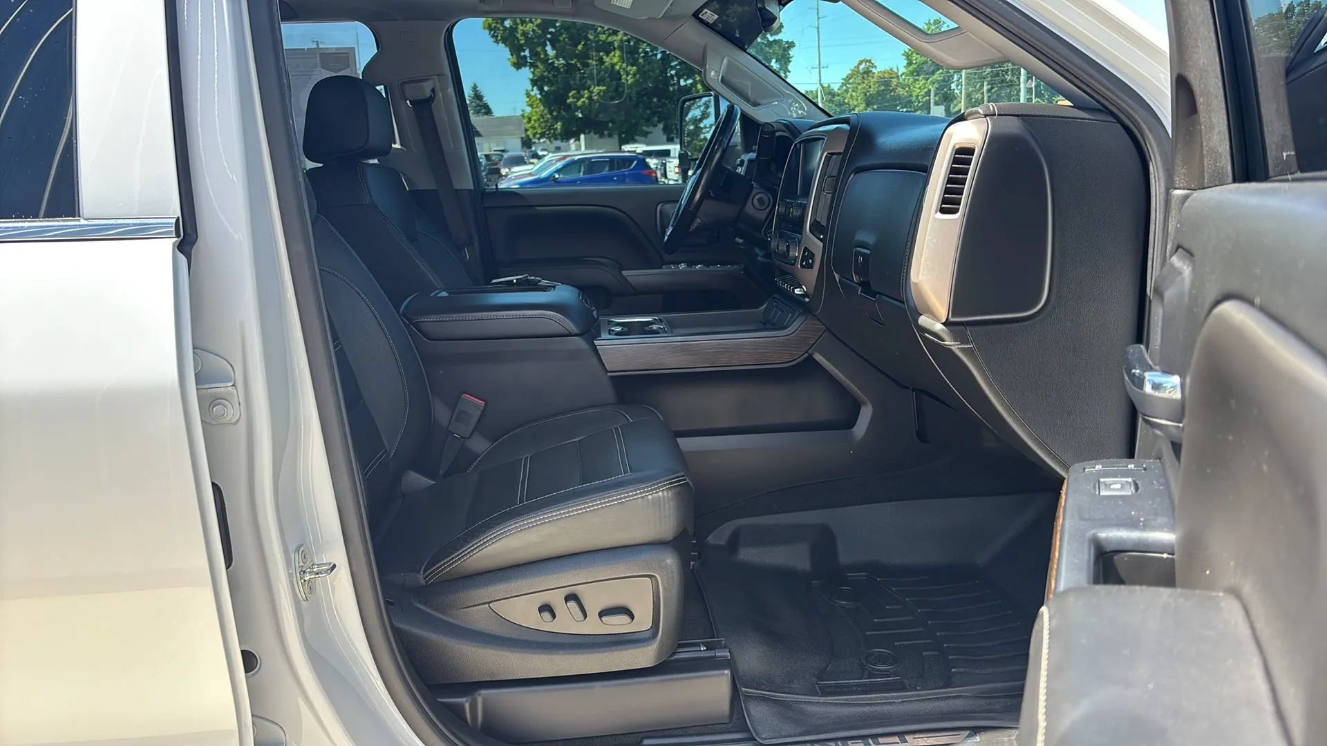 Used 2018 GMC Sierra 3500 Denali w/ Duramax Plus Package AWD/4WD image 18