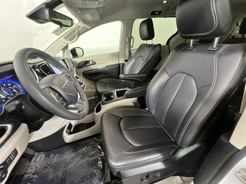 Used 2024 Chrysler Pacifica Touring-L image 13
