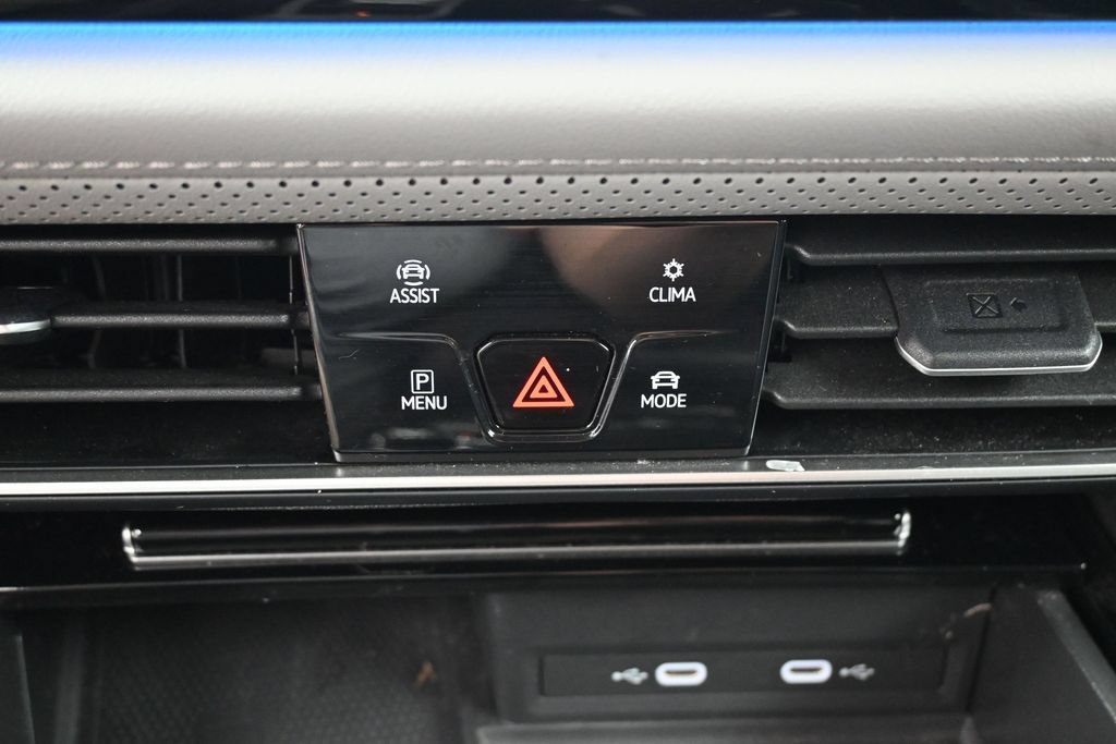 Used 2024 Volkswagen Atlas Peak Edition SE AWD/4WD image 22