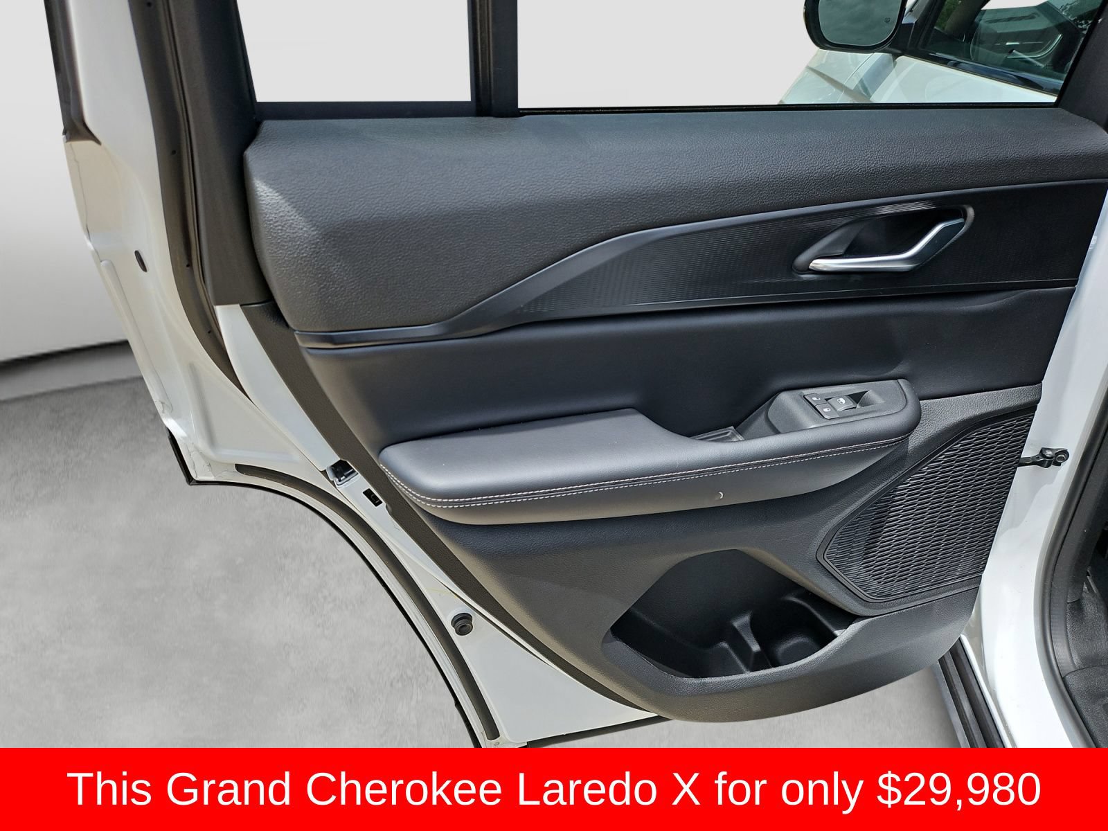 Used 2025 Jeep Grand Cherokee Laredo X w/ Luxury Tech Group I RWD image 35