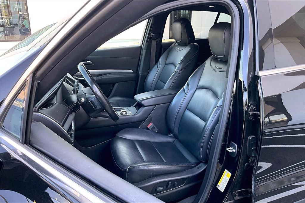 Used 2021 Cadillac XT4 Premium Luxury w/ Cold Weather Package AWD/4WD image 33