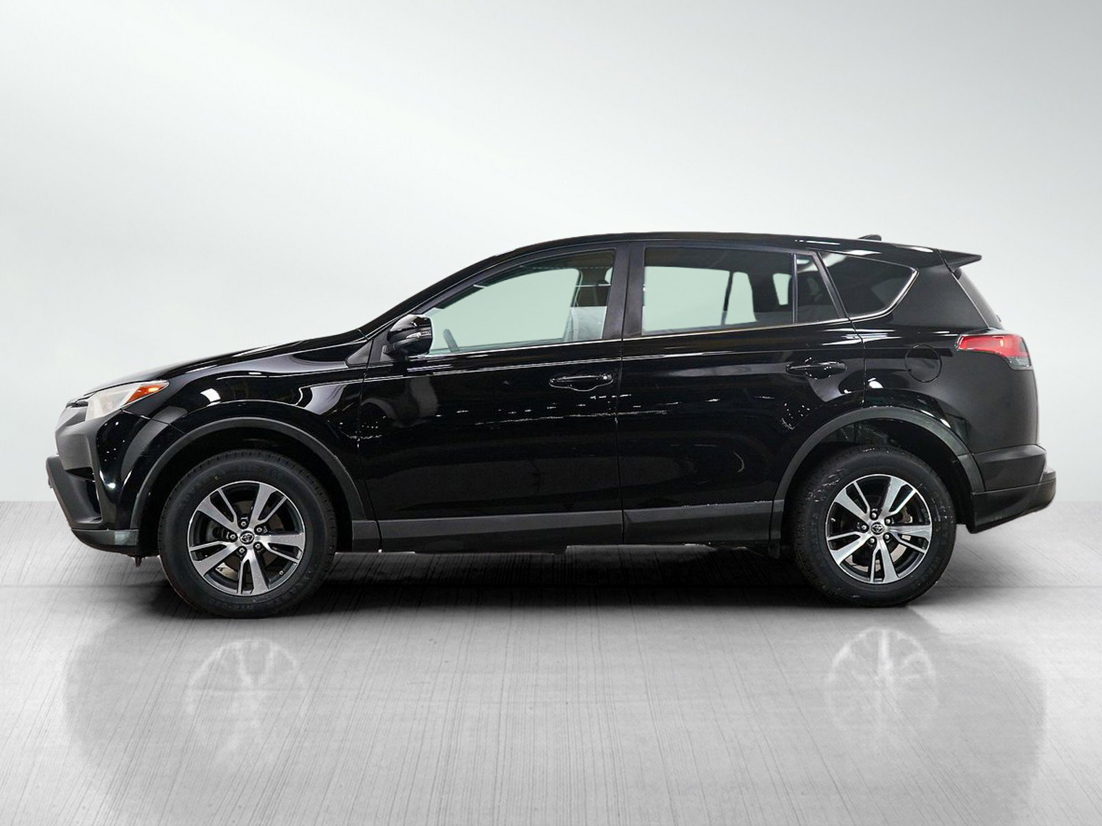 Used 2018 Toyota RAV4 XLE AWD/4WD image 2