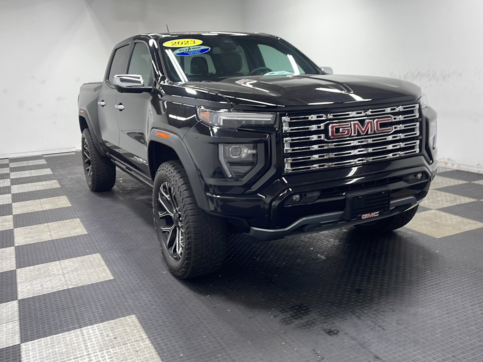 Used 2023 GMC Canyon Denali w/ Denali Black Edition AWD/4WD image 14