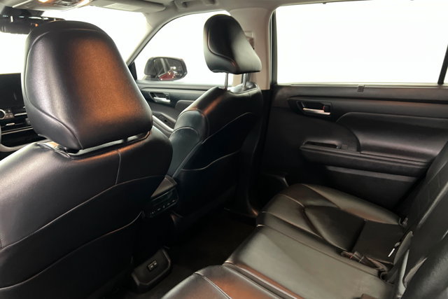 Used 2023 Toyota Highlander XLE AWD/4WD image 19