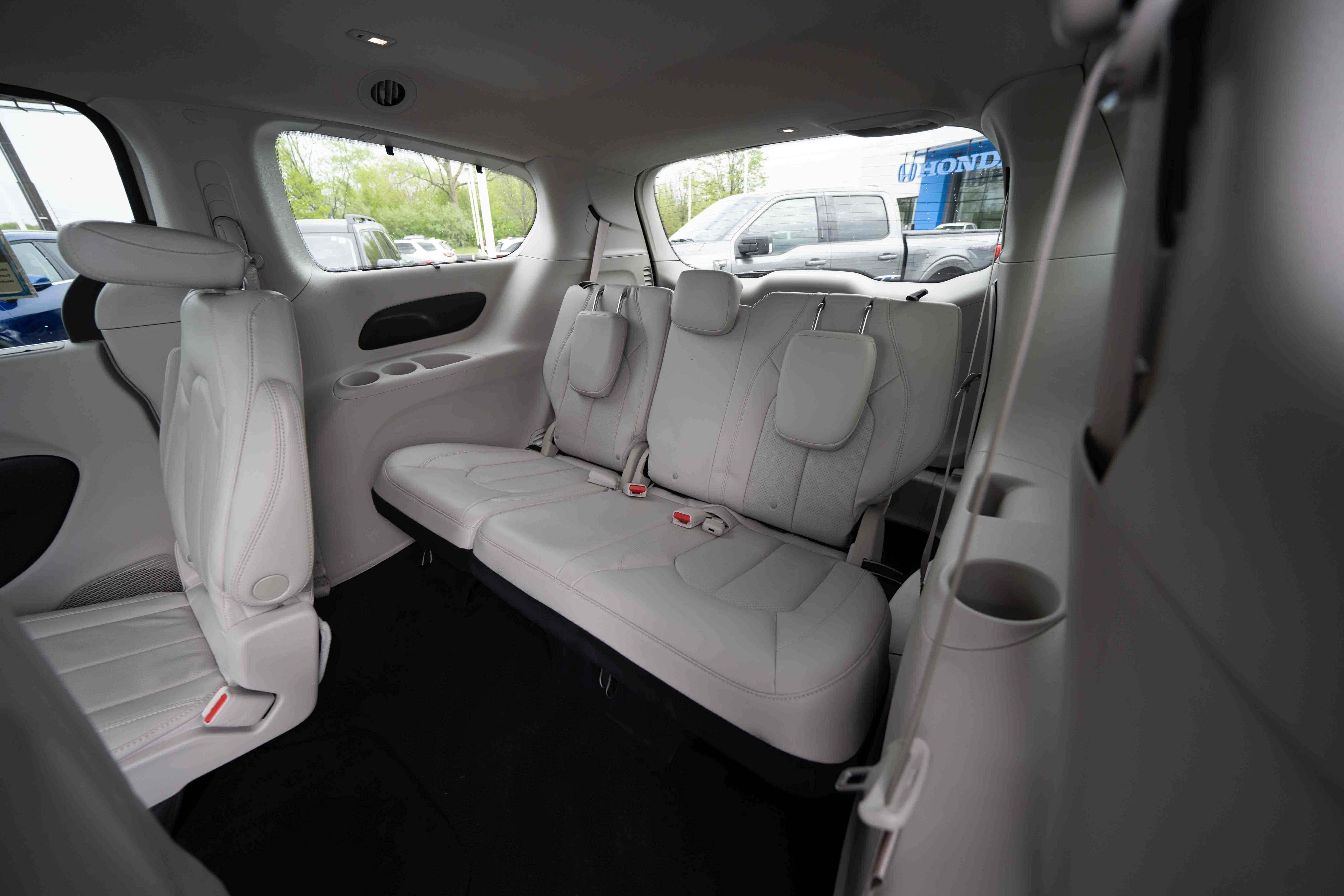 Used 2021 Chrysler Pacifica Touring-L FWD image 24