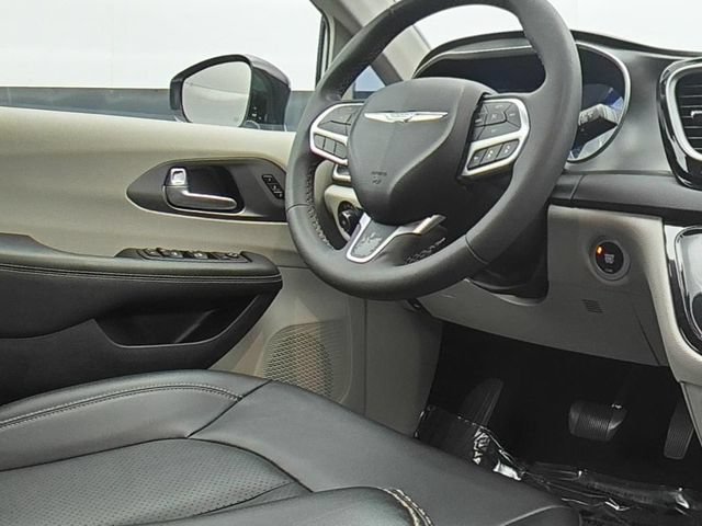 Used 2024 Chrysler Pacifica Touring-L FWD image 23