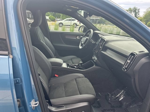 Certified 2025 Volvo XC40 B5 Plus AWD/4WD image 15