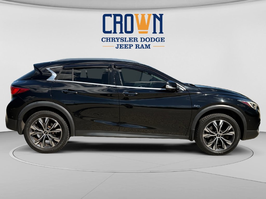 Used 2017 INFINITI QX30 Premium w/ Technology Package AWD/4WD image 2