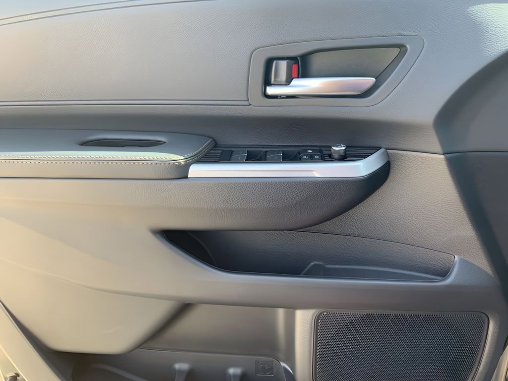 Used 2025 Toyota Sienna XLE Woodland Edition image 9