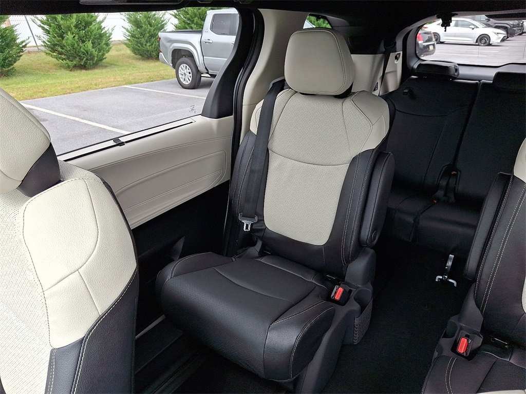 New 2025 Toyota Sienna Limited image 12
