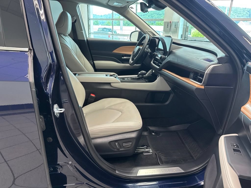 Used 2026 Toyota Grand Highlander AWD image 23