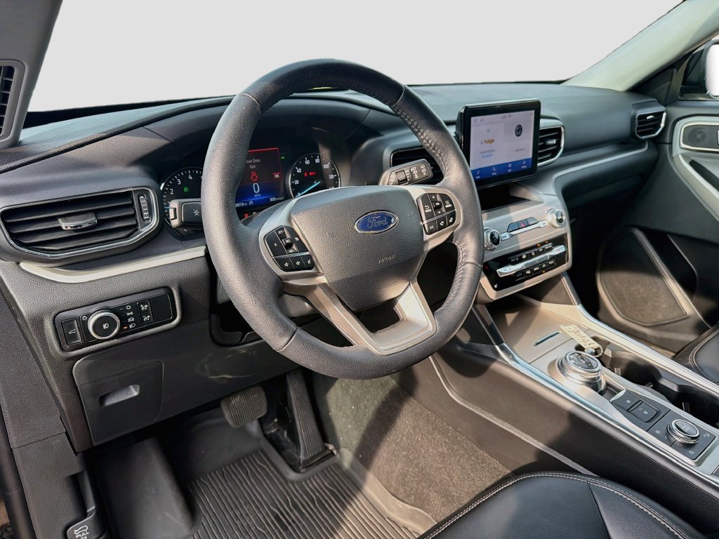 Used 2024 Ford Explorer XLT w/ Equipment Group 202A AWD/4WD image 9
