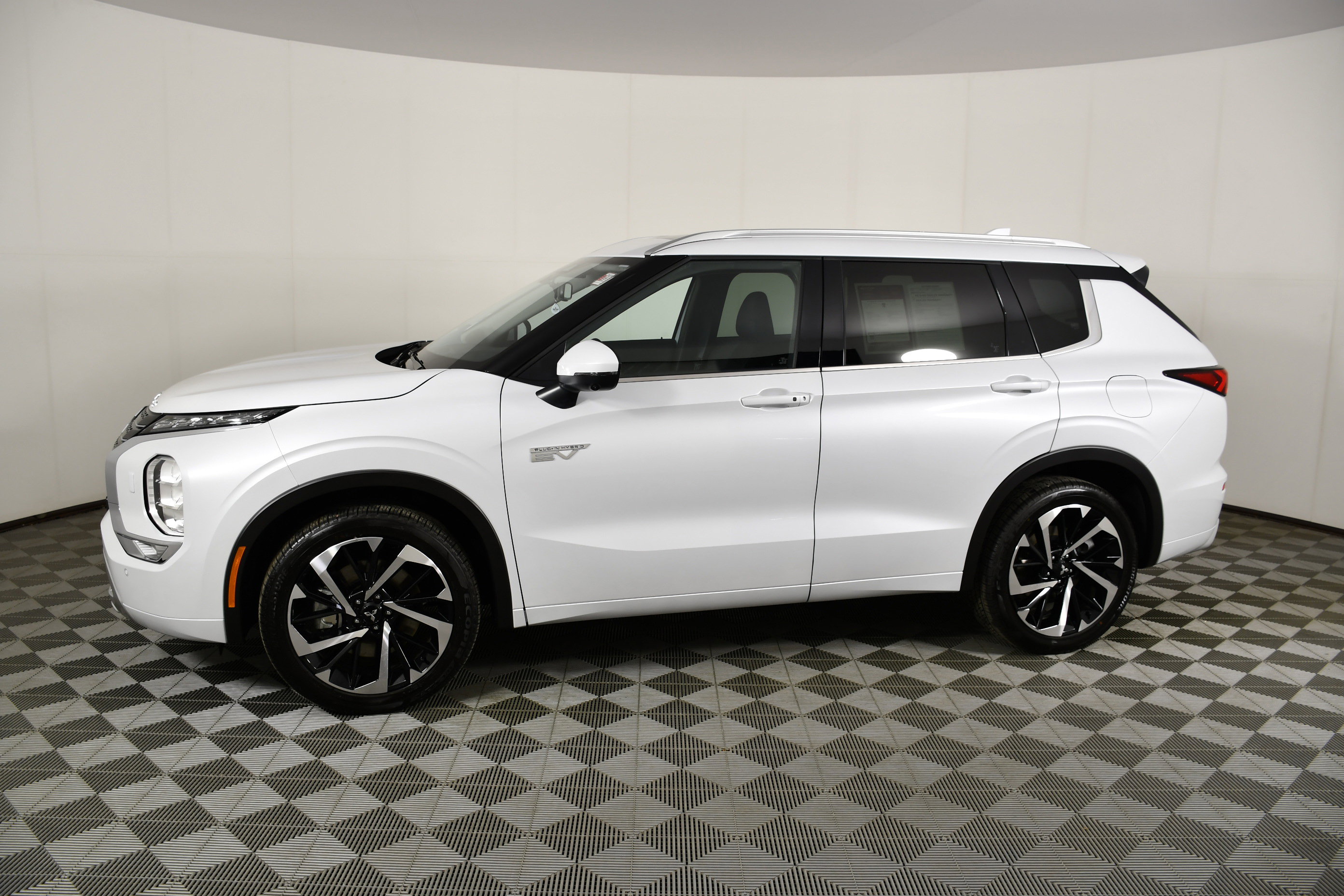 Used 2025 Mitsubishi Outlander SEL image 9