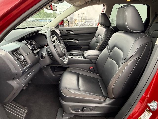 Used 2023 Nissan Pathfinder SL w/ Black Appearance Package image 11