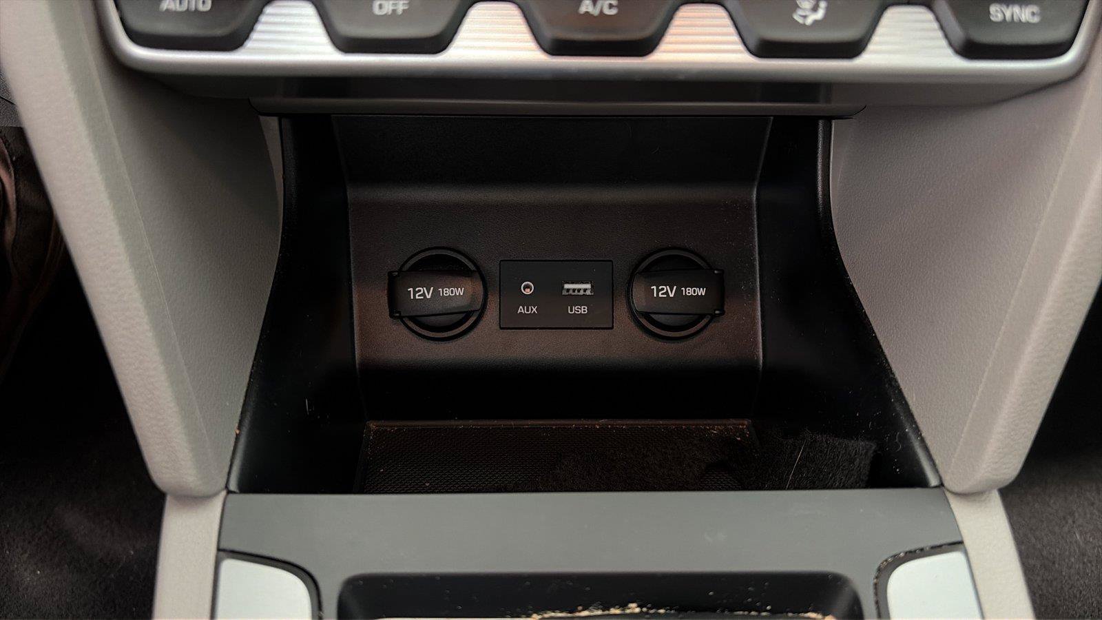 Used 2020 Hyundai Elantra SE FWD image 22