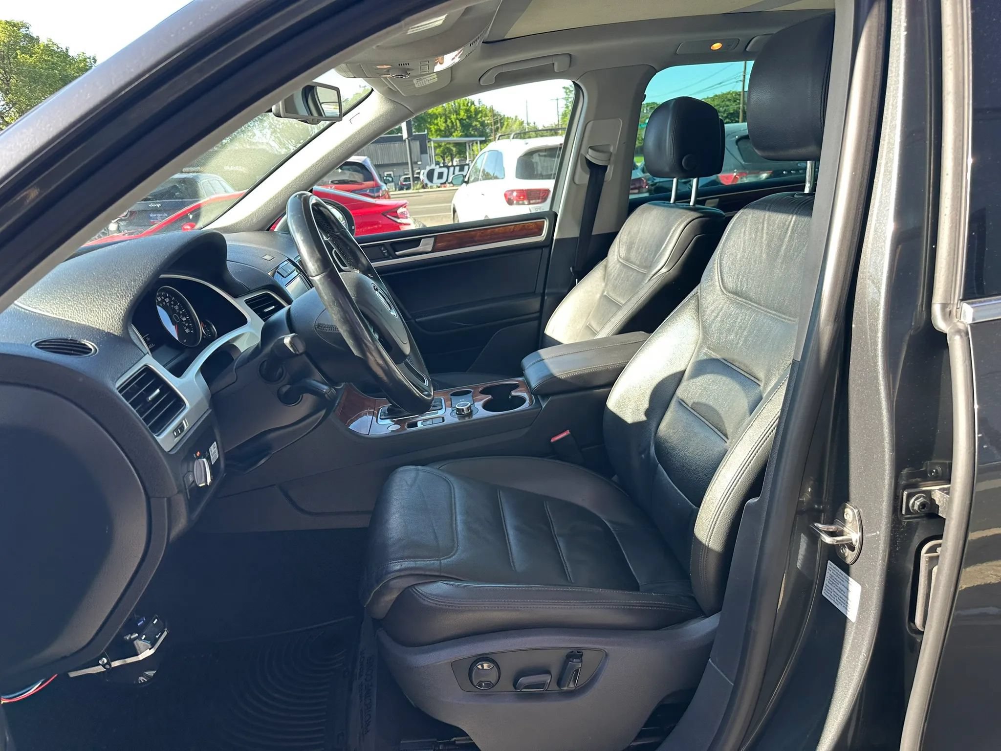 Used 2014 Volkswagen Touareg TDI AWD/4WD image 7