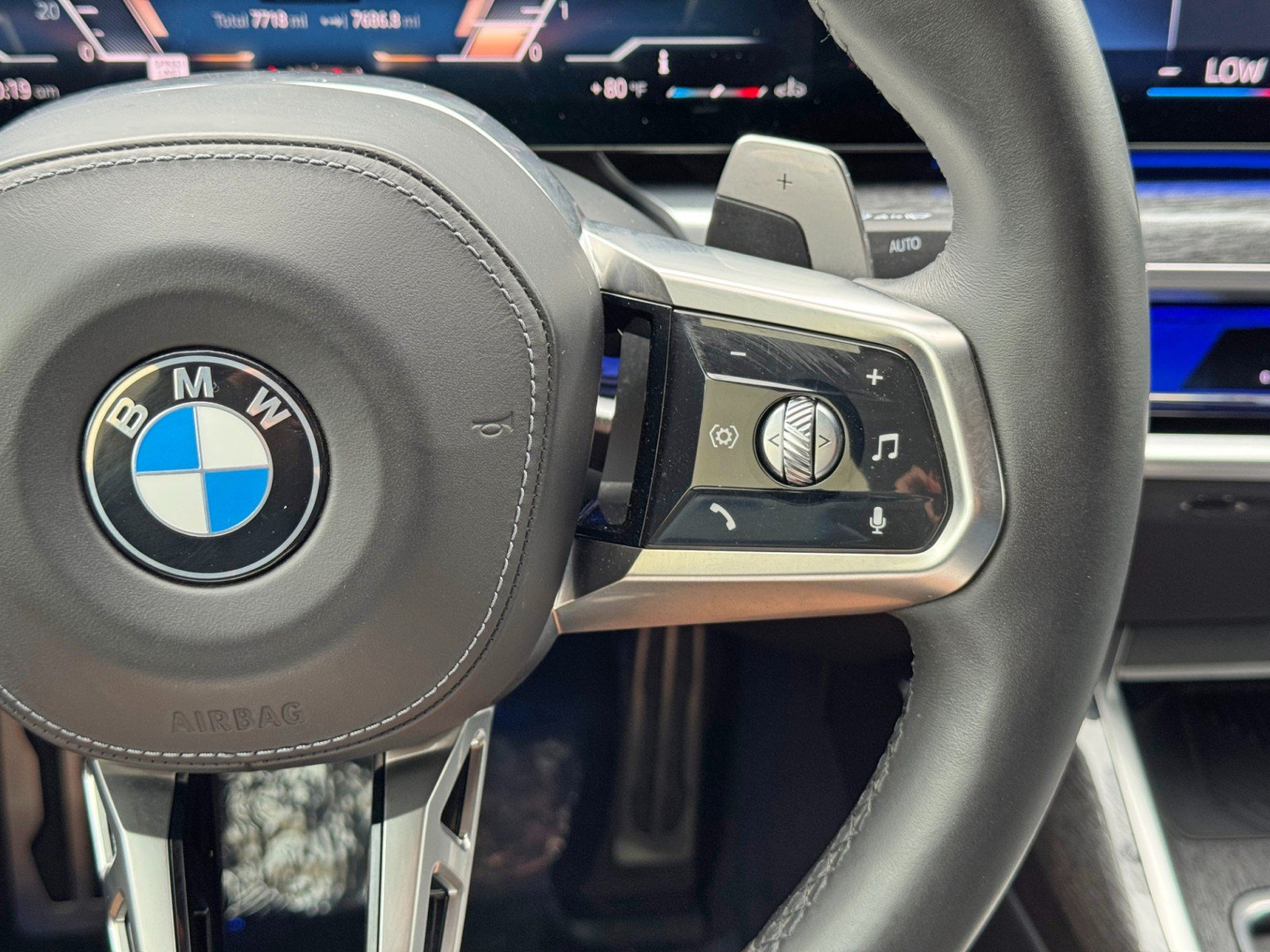 Used 2023 BMW 760i xDrive AWD/4WD image 25