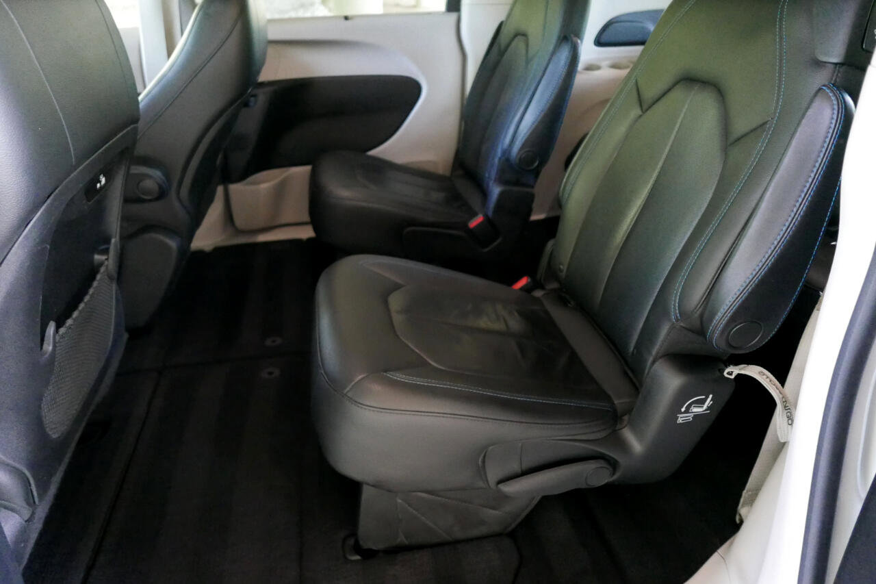 Used 2021 Chrysler Pacifica Touring-L image 11